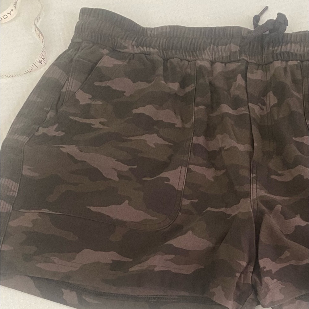 Athleta Size 22 Olive Camo Print shorts